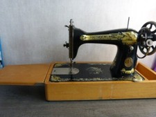 ancienne machine a coudre singer vintage  dans sa valise