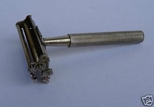 TRES ANCIEN RASOIR MECANIQUE VALET SAFETY + BOITE FER  RAZOR RASERMESSER ROSOIO