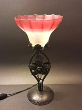 Lampe Art Nouveau en fer forgé et belle tulipe en verre bicolore vers 1910