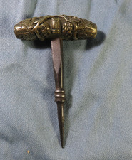 PERCE FÛT COUP de POING de TONNELIER poignée bronze ,décor de raisin,fût,pichet