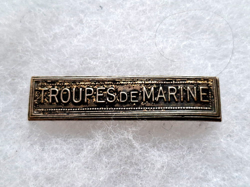 Une barrette médaille - une, de