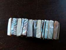 BRACELET EN NACRE VINTAGE COQUILLAGE DE MARQUE " LBMDJ " LARGEUR 3,9 CM