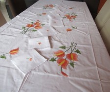 Jolie NAPPE DE TABLE BLANCHE