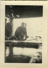 PHOTO ANCIENNE - VINTAGE SNAPSHOT - HOMME LAVOIR LESSIVE DRÔLE - MAN WASHING FUN