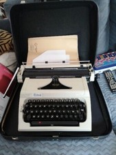 ancienne machine à écrire Erika