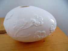 VILLEROY & BOCH : vase soliflor  "oeuf" en céramique, décor en relief de fleurs