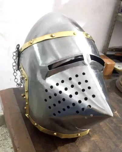 Casque bascinet médiéval