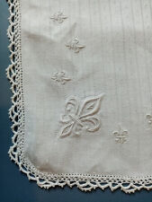 napperon centre de table ancien en soie , brodé fleurs de lys