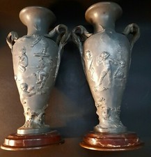  Paire de Vases en étain Décor Sculpté aux Chérubins , signé EM Rey . Art Déco 