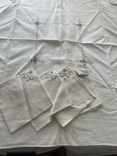 NAPPE A THE OU CENTRE DE TABLE ANCIEN EN LIN BRODEE MAIN ET SERVIETTES/7282V0