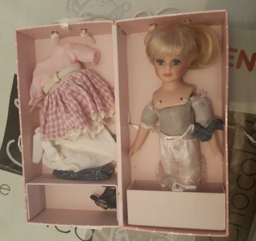 Vends poupee porcelaine - vends,