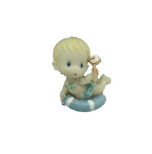 bébé en résine sur une bouée bleue avec hochet 6,5 x 4,5 cm environ