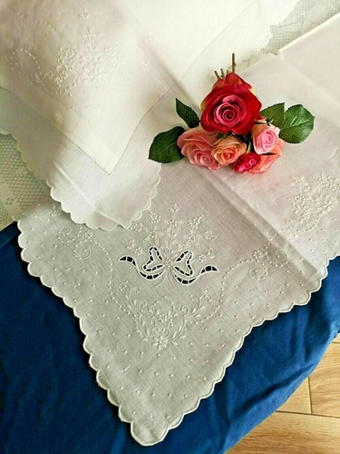 Spectaculaire drap brodé - , en