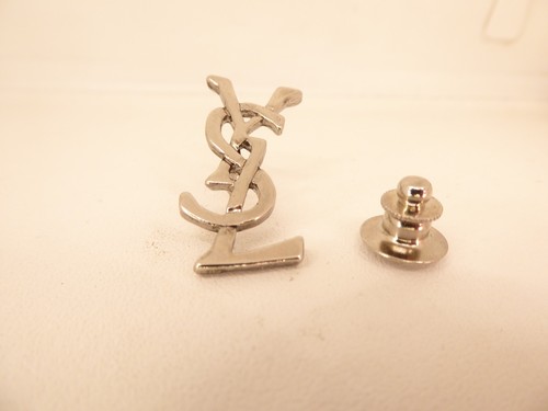 Pin badge yves saint - pin's,