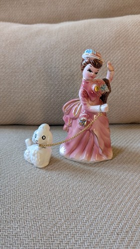 Figurine dame avec - , chien