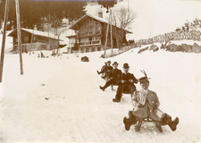 Suisse, Amis en luge devant