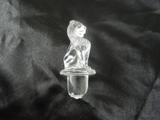 Ancien bouchon en verre en forme Lion / bouteille carafe à sujet Legras ?