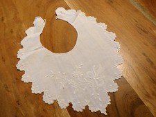 Linge ancien Bavoir en lin brodé
