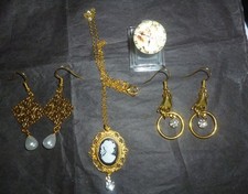 lot de bijoux camée, collier