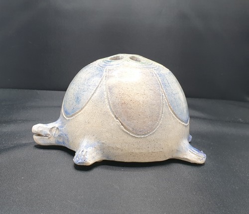 Pique fleurs tortue signé - , en