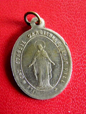 MEDAILLE RELIGIEUSE ANCIENNE. NOTRE DAME DE FOURVIERE. LYON. METAL ARGENTE.