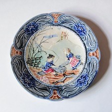 Wasmuel. Assiette en barbotine décor polychrome enfants à la balançoire