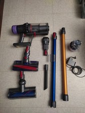 Dyson v11 absolute avec plusieurs accessoires