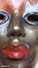 Masque en bronze peint à la