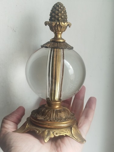 Etrange boule cristal presse - cristal,