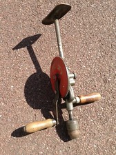 outil ancien chignole manuelle Peugeot Frères déco atelier loft french antique