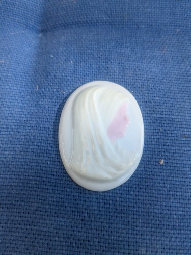 Médaillon camée porcelaine