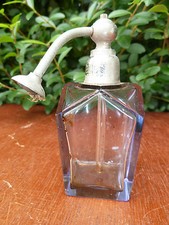 Ancien vaporisateur à parfum en cristal de couleur violet, objet ancien