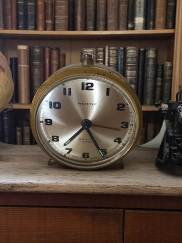 Réveil mécanique ancien