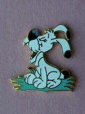 pin's IDEFIX, 1987 , signé STADIUM - dim:27 x 28 ,asterix, bd , uderzo