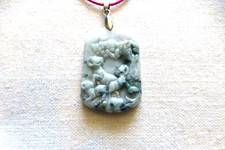 Superbe pendentif en jade A sculpté    lot n°6