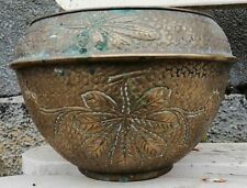 O6- Ancien cache-pot en laiton repoussé pour pot diamètre 23cm, hauteur 19cm
