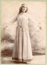 Femme en costume médiéval, ca.1895, Vintage albumen print Vintage albumen print