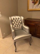 paire de fauteuils de couleur argent 