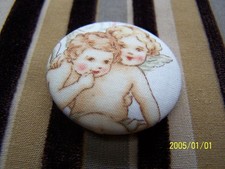 Beau bouton en tissu représentant 2 anges. Réf N°670