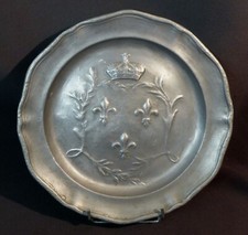 B rare plat étain 18ème fleurs de lys sous couronne comtale 26cm1kg poinçon