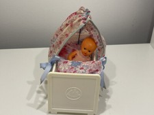 E.S. Poupée poupée vinyle 7 cm + lit poupée 10 cm - Excellent état