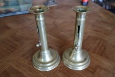 Paire de bougeoirs flambeaux a poussoir en laiton