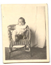 Portrait enfant assis fauteuil