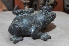 MAGNIFIQUE CRAPAUD EN BRONZE PORTANT SES PETITS – JAPON début XXème (ou avant ?)