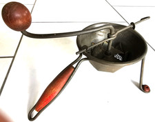 Ancien et authentique moulin à légumes/presse purée Moulinette