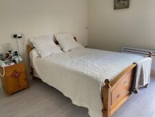 Chambre, lit, commode et table