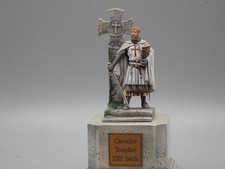 PLOMB  FIGURINE D ARTISTE BASE ANDREA? RARE TEMPLIER SUR SOCLE DEVANT STELE