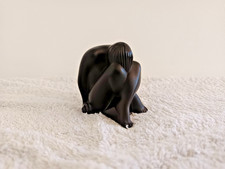 Figurine “Nabhi” — Lalique France Sculpture femme nue accroupie  Verre noir tor