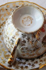 TASSE ET SOUCOUPE EN PORCELAINE DE LUXE DU BERRY. EMAIL DE LIMOGES.