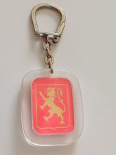 Porte clé vintage, années 60 : logo Lion automobiles PEUGEOT Doré sur fond rouge